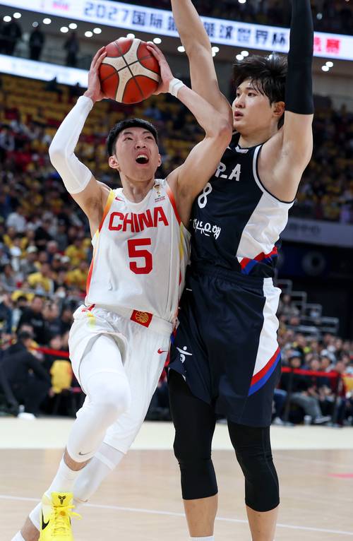 中国世界杯第一场比赛对战的是谁