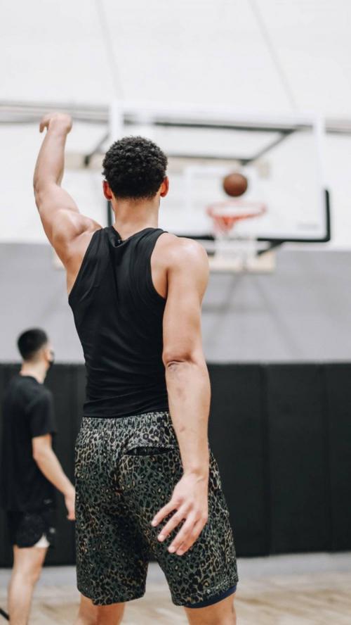 本西蒙斯投篮了吗