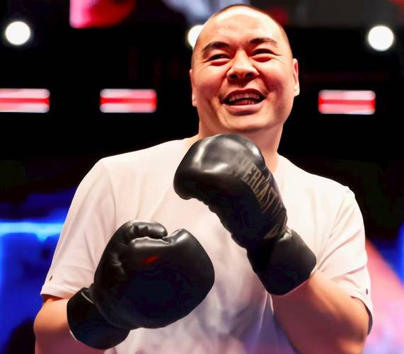 拳击运动员争夺世界拳王必须满多少周岁