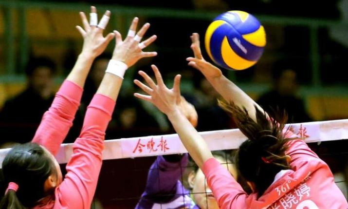 排球能用脚踢吗?