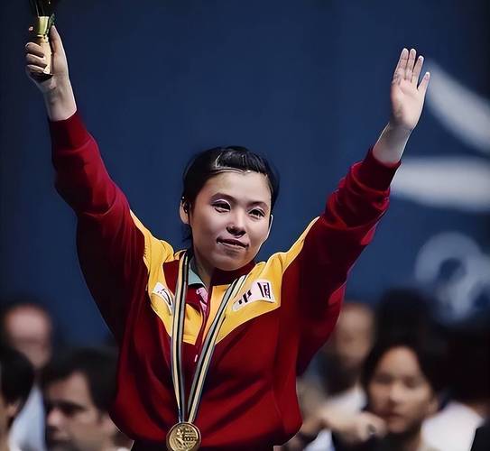 打乒乓球的邓亚萍多大岁数