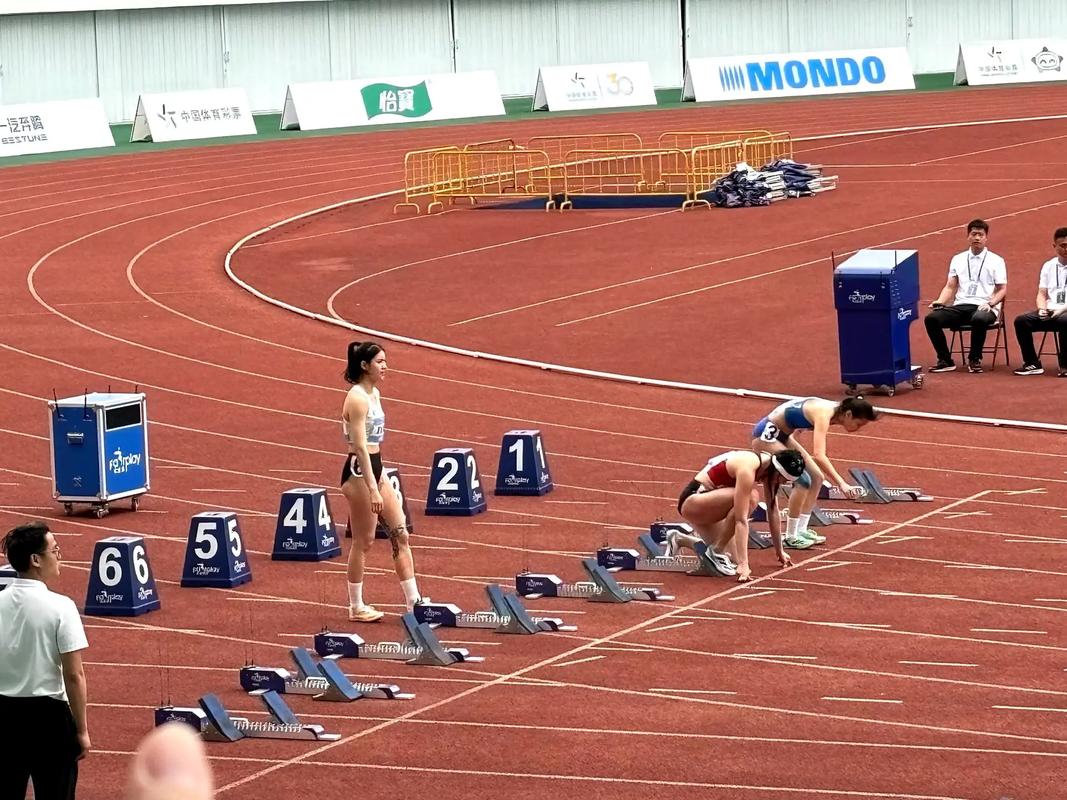 跨栏比赛把栏都踢倒