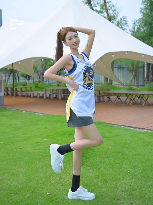 女生篮球服里面穿什么衣服好看