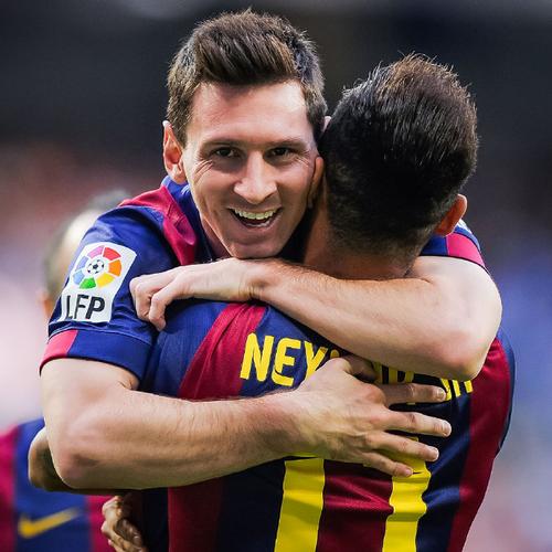 内马尔与梅西拥抱
