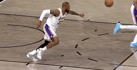 詹姆斯半场八步上篮gif